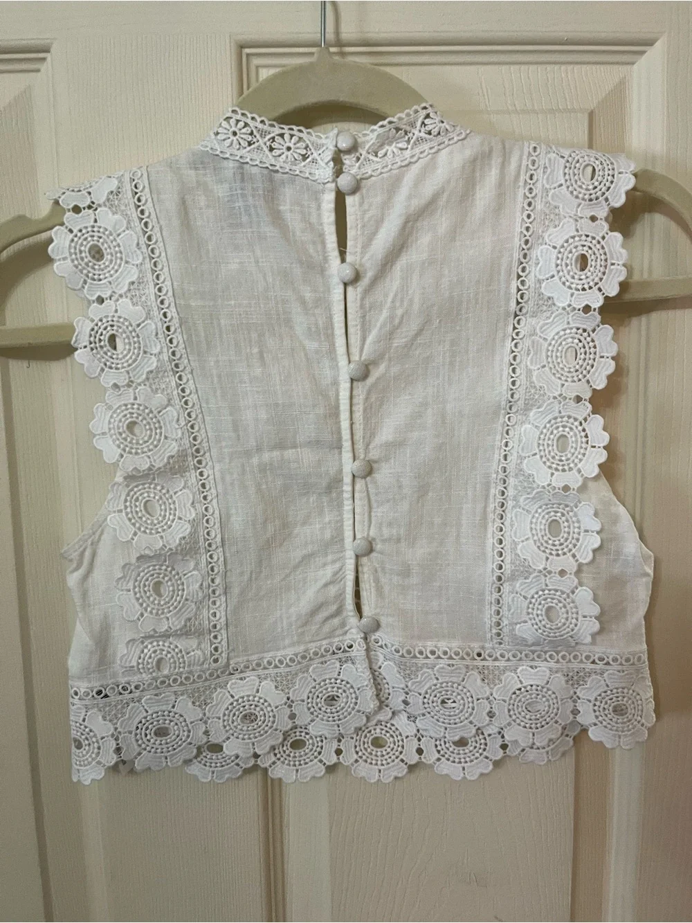 NWOT Forever 21 White Lace Floral Embroidered Festival Cropped Tank - Picture 2 of 2